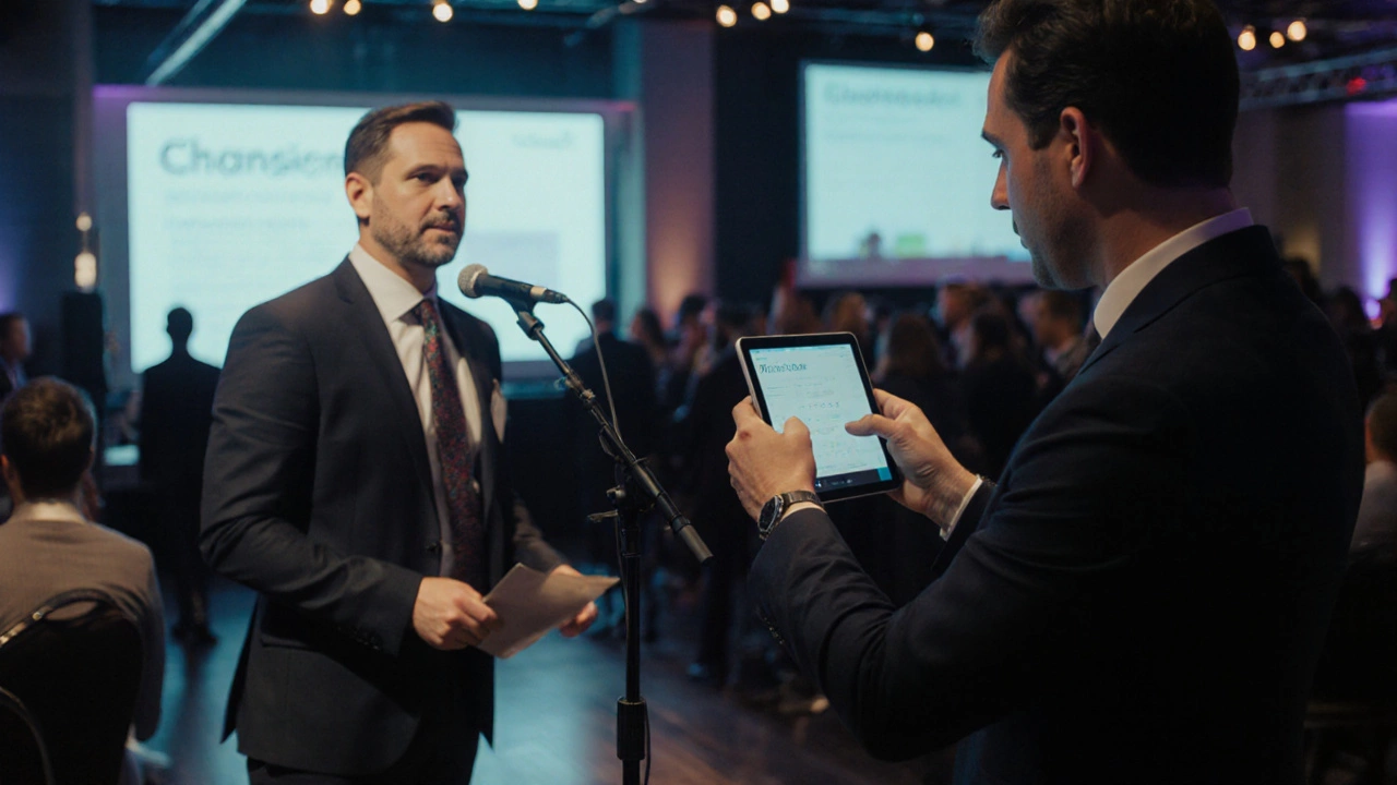 Организатор на бизнес-конференции регулирует микрофон во время выступления спикера.